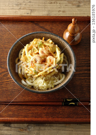 海老と野菜のかき揚げうどん 海老と野菜のかき揚げうどん 136185976