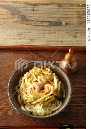 海老と野菜のかき揚げうどん 海老と野菜のかき揚げうどん 136185977