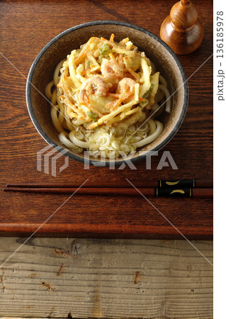 海老と野菜のかき揚げうどん 136185978