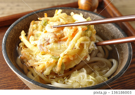 海老と野菜のかき揚げうどんを食べる 136186003