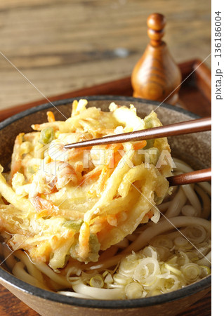 海老と野菜のかき揚げうどんを食べる 136186004