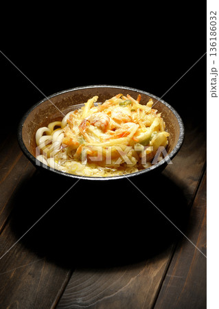 海老と野菜のかき揚げうどん 海老と野菜のかき揚げうどん 136186032