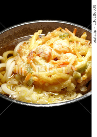 海老と野菜のかき揚げうどん 海老と野菜のかき揚げうどん 136186039