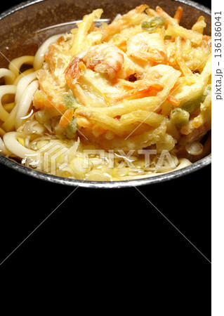 海老と野菜のかき揚げうどん 136186041