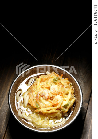 海老と野菜のかき揚げうどん 136186048