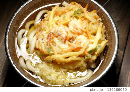 海老と野菜のかき揚げうどん 海老と野菜のかき揚げうどん 136186050