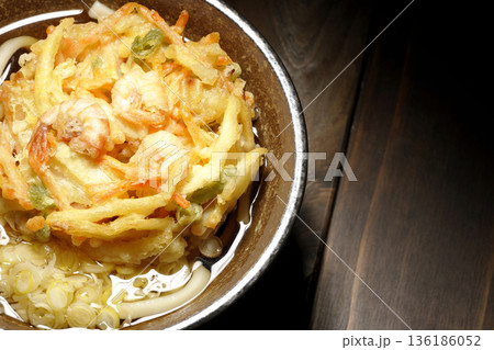 海老と野菜のかき揚げうどん 136186052