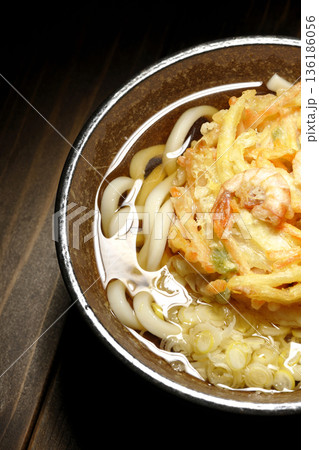 海老と野菜のかき揚げうどん 136186056