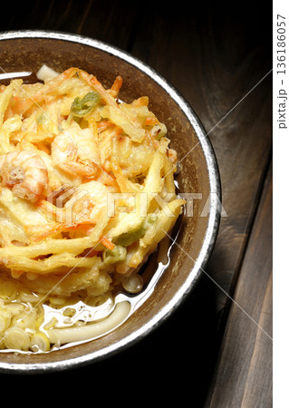 海老と野菜のかき揚げうどん 136186057