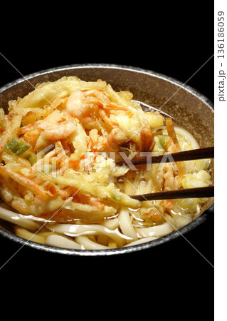 海老と野菜のかき揚げうどん 136186059