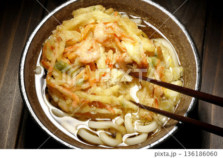 海老と野菜のかき揚げうどん 海老と野菜のかき揚げうどん 136186060