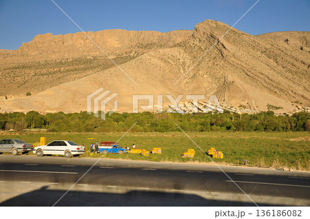 イラン　シラーズ　カナート　灌漑農業　穀倉地帯 136186082