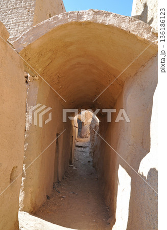 イラン　シルクロード　ヤズド近郊の遺跡　ハナラク城砦遺跡　迷路の様な通路 136186123