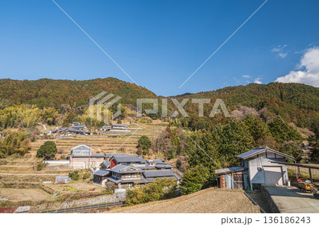 明日香村の山村風景　奈良県 136186243