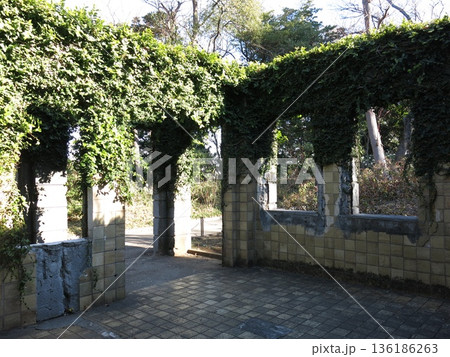 横浜市中区の港の見える丘公園フランス山地区にある旧フランス領事官邸遺構 136186263