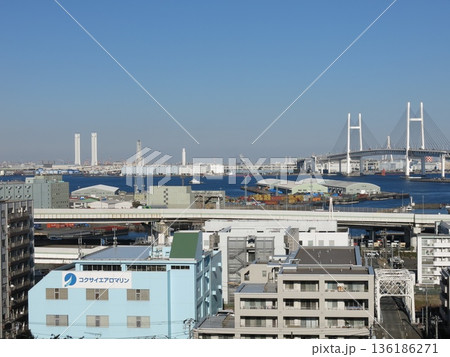 横浜市中区の港の見える丘公園（展望台）からの眺め（横浜港・横浜ベイブリッジ・東京スカイツリーなど） 136186271