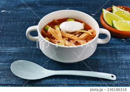 ソパ・デ・トルティージャ（ソパ・アステカ）（メキシコ料理） 136186318