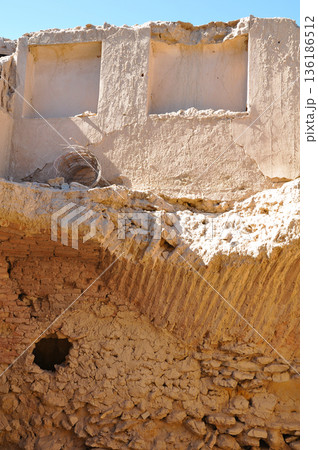 イラン　シルクロード　ヤズド近郊の遺跡　ハナラク城砦遺跡のアドベの多階建物 136186512