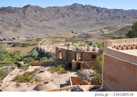 イラン　シルクロード　ヤズド近郊の遺跡　ハナラク城砦遺跡のアドベの多階建物 136186516