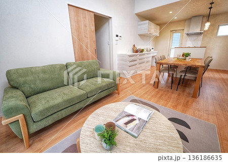 明るいリビングのある平屋建てのコンパクトハウス 136186635