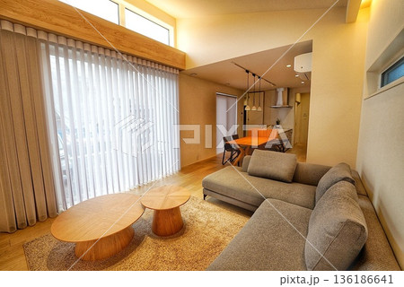 天窓から日が差し込むリビング 136186641