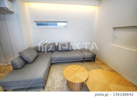 お洒落なソファ 136186642