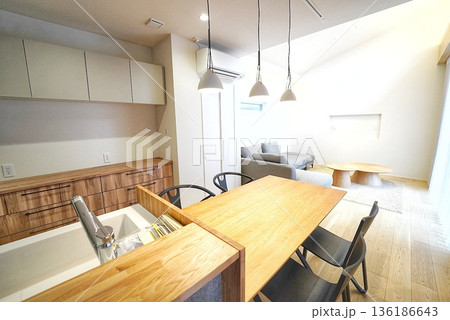 ペット同居型デザイナーズ住宅のお洒落なリビング 136186643