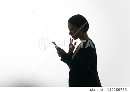 驚く女性の横顔のシルエット 136186756