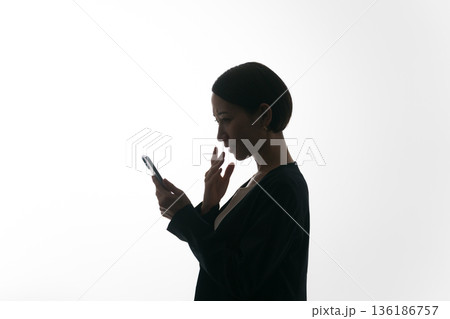 驚く女性の横顔のシルエット 136186757