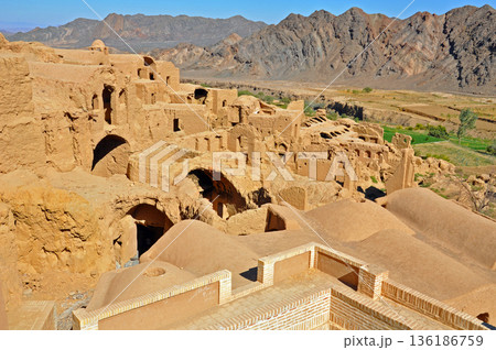 イラン　シルクロード　ヤズド近郊の遺跡　ハナラク城砦遺跡のアドベの多階建物 136186759
