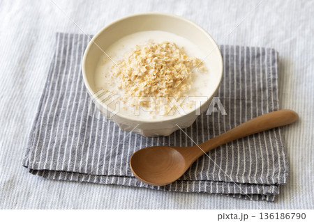 オートミールのミルク粥と木のスプーン 136186790