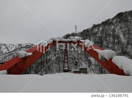 雪の宇奈月湖面橋 雪の宇奈月湖面橋 136186791