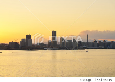 横浜みなとみらい地区と富士山の夕景 136186849