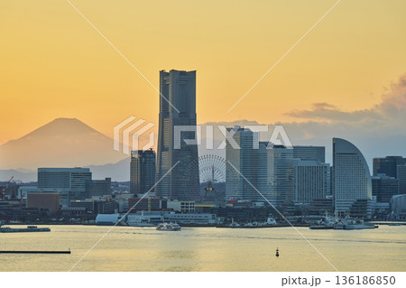 横浜みなとみらい地区と富士山の夕景 136186850