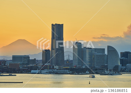 横浜みなとみらい地区と富士山の夕景 136186851