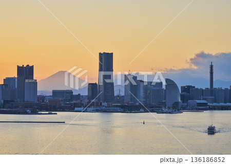 横浜みなとみらい地区と富士山の夕景 136186852