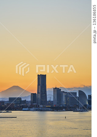 横浜みなとみらい地区と富士山の夕景 横浜みなとみらい地区と富士山の夕景 136186855