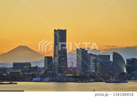 横浜みなとみらい地区と富士山の夕景 横浜みなとみらい地区と富士山の夕景 136186858