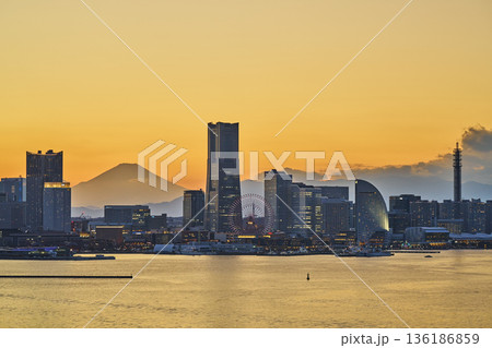 横浜みなとみらい地区と富士山の夕景 横浜みなとみらい地区と富士山の夕景 136186859