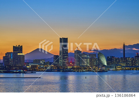 横浜みなとみらい地区と富士山の夕景 136186864