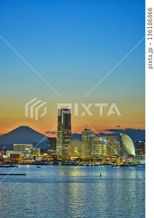 横浜みなとみらい地区と富士山の夕景 136186866