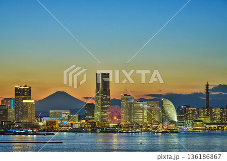 横浜みなとみらい地区と富士山の夕景 136186867