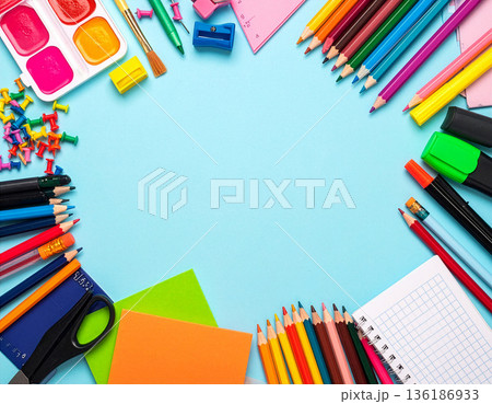中央に余白を持たせ、縁に沿ってカラフルな文房具を配置したフラットレイ 中央に余白を持たせ、縁に沿ってカラフルな文房具を配置したフラットレイ 136186933
