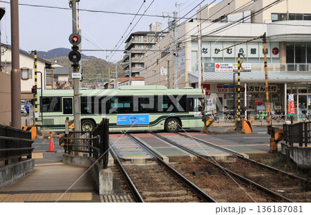 京福電鉄常盤駅と横切る京都市バス 京福電鉄常盤駅と横切る京都市バス 136187081