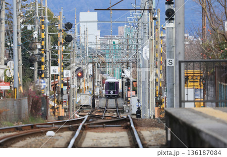 京福電気鉄道 龍安寺駅と接近する電車 京福電気鉄道 龍安寺駅と接近する電車 136187084