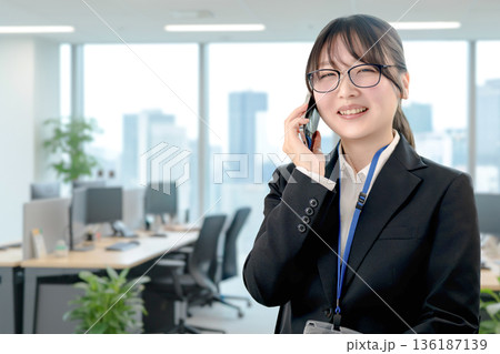 笑顔で電話する可愛いビジネスウーマン 136187139