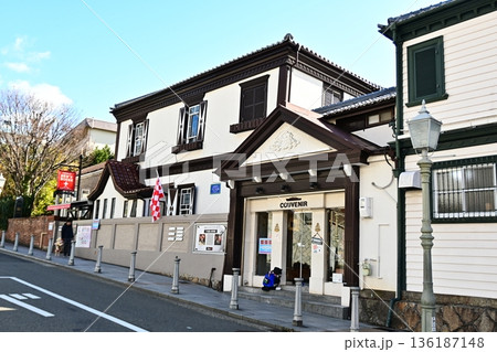 神戸　北野異人館街の英国情緒溢れる町並み 136187148