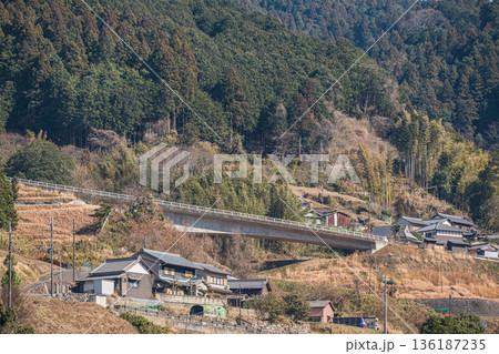 明日香村　上（かむら）地区に架かるきつわき橋　奈良県 136187235