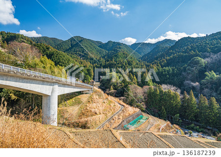 明日香村　上（かむら）地区に架かるきつわき橋　奈良県 136187239