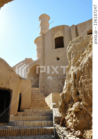 イラン　シルクロード　ヤズド近郊の遺跡　ハナラク城砦遺跡　揺れるミナレット 136187247